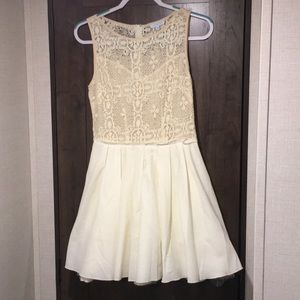 Gorgeous off white dress!